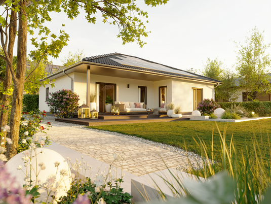 Moderner Winkelbungalow mit Garten und überdachter Terrasse