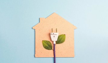 energie-sparen-haus-hausbau-geld-foerderung-21 Stromstecker auf Papphaus