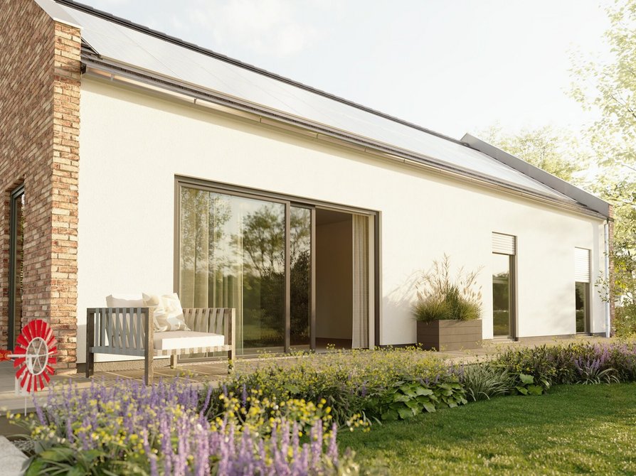 Bungalow 100 NOVO – Detailansicht mit Klinkergiebel und PV-Dach Detailaufnahme des Bungalow 100 NOVO mit Klinkergiebel, bodentiefer Fensterfront und durchgehender Photovoltaikanlage auf dem Satteldach