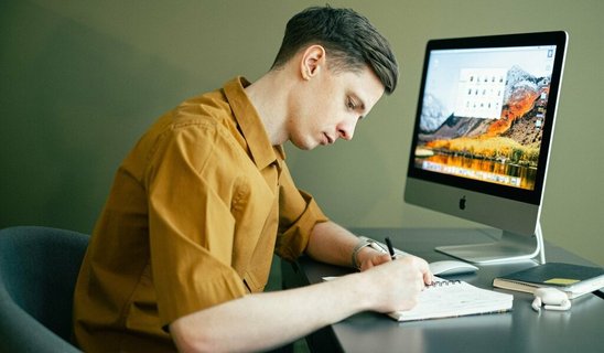 pexels-ivan-samkov-4238488 Mann im Home Office